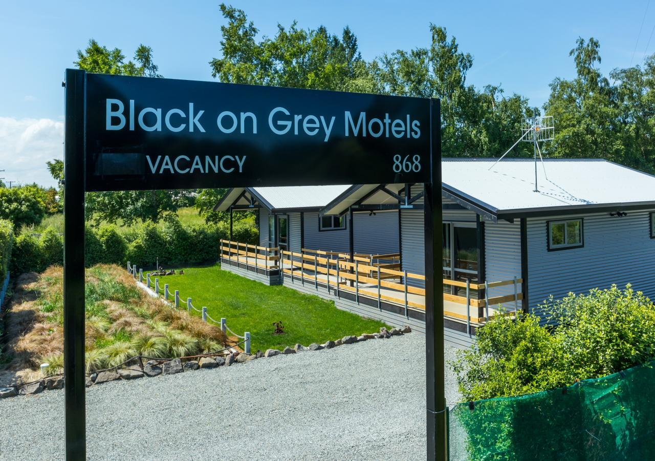 Black On Grey Geraldine Exterior foto